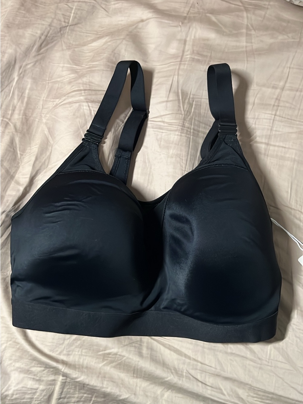 Wireless Smooth Black medium impact sports bra with Adjustable Straps